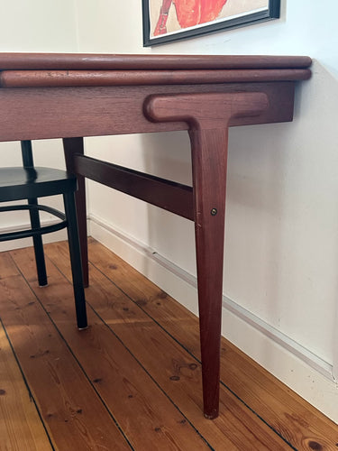 Danish Modern Teak Expandable dining table by Ejvind Johansson for Ivan Gern