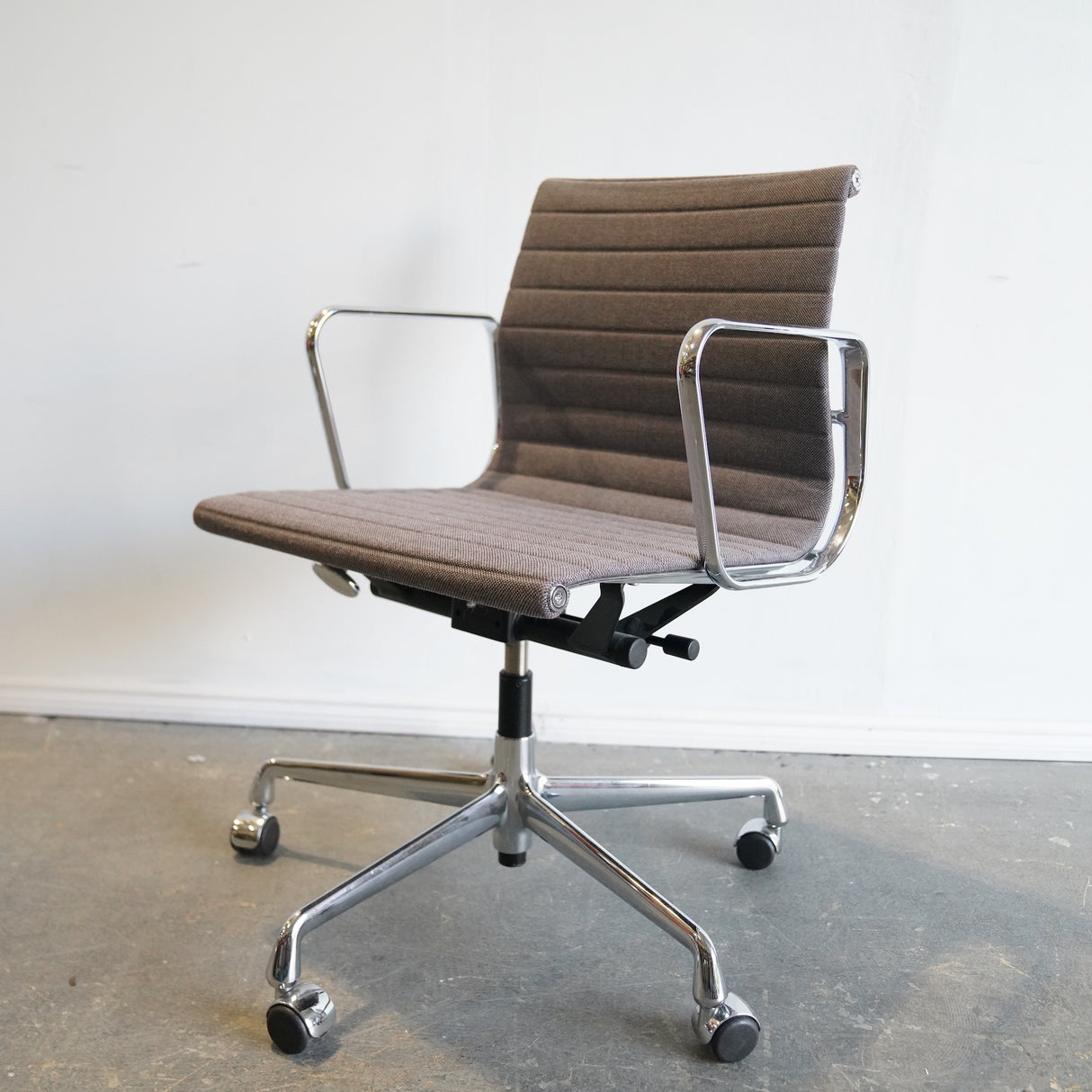 Authentic Eames Aluminum Group Management Chair by Vitra