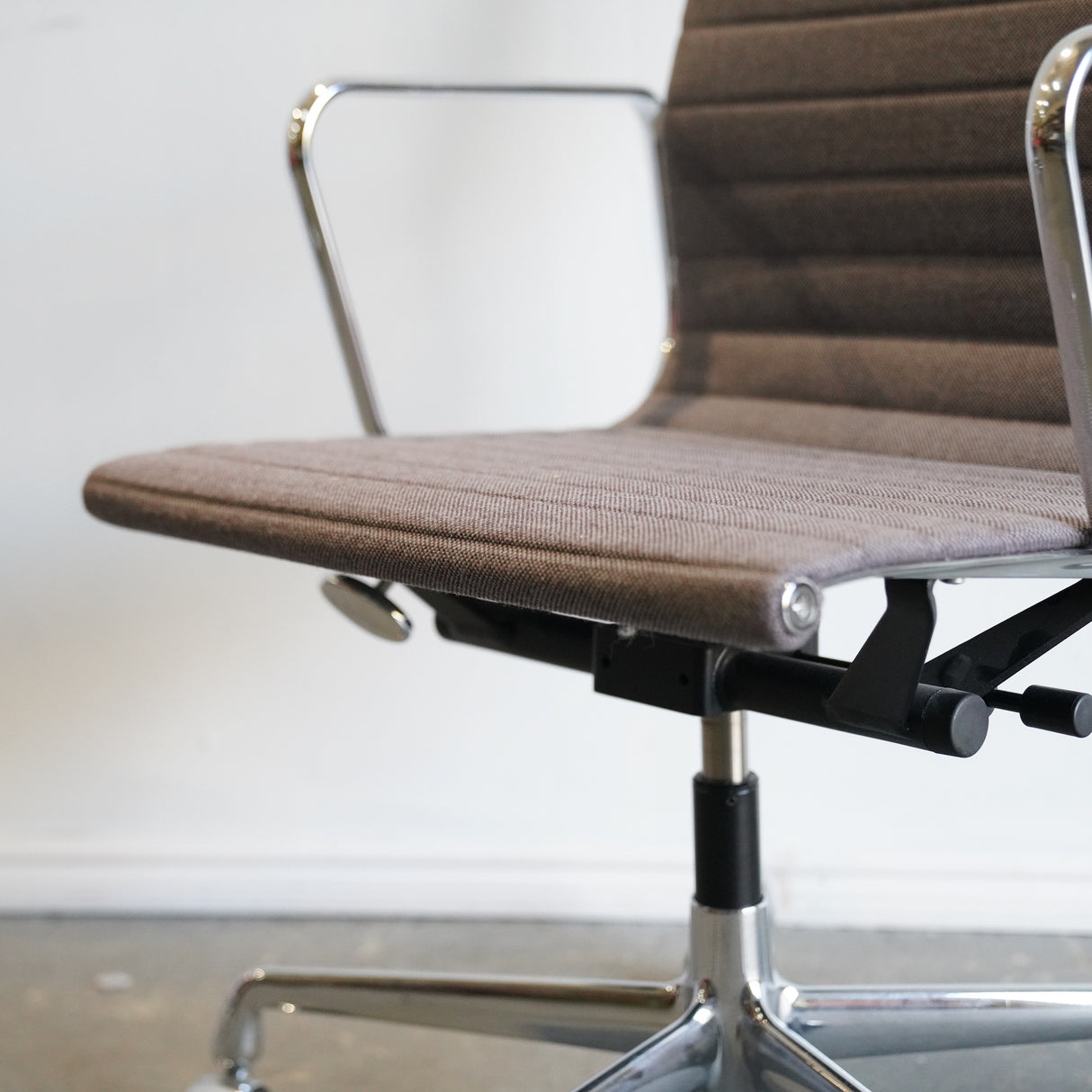 Authentic Eames Aluminum Group Management Chair by Vitra