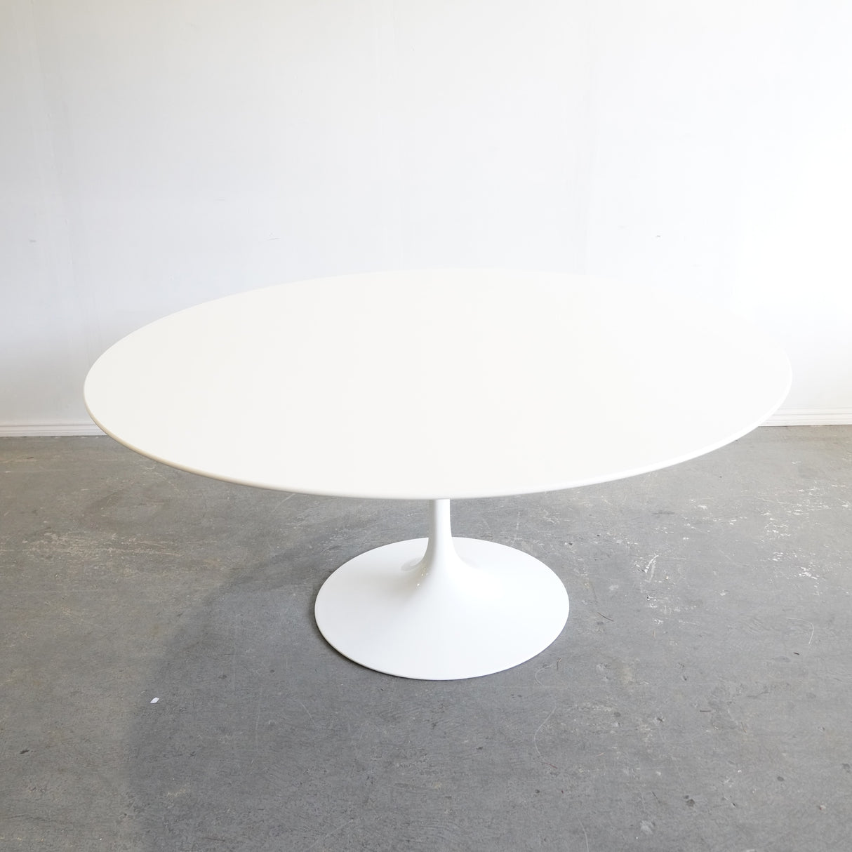 Authentic Knoll iconic Saarinen 60' Round Dining Table