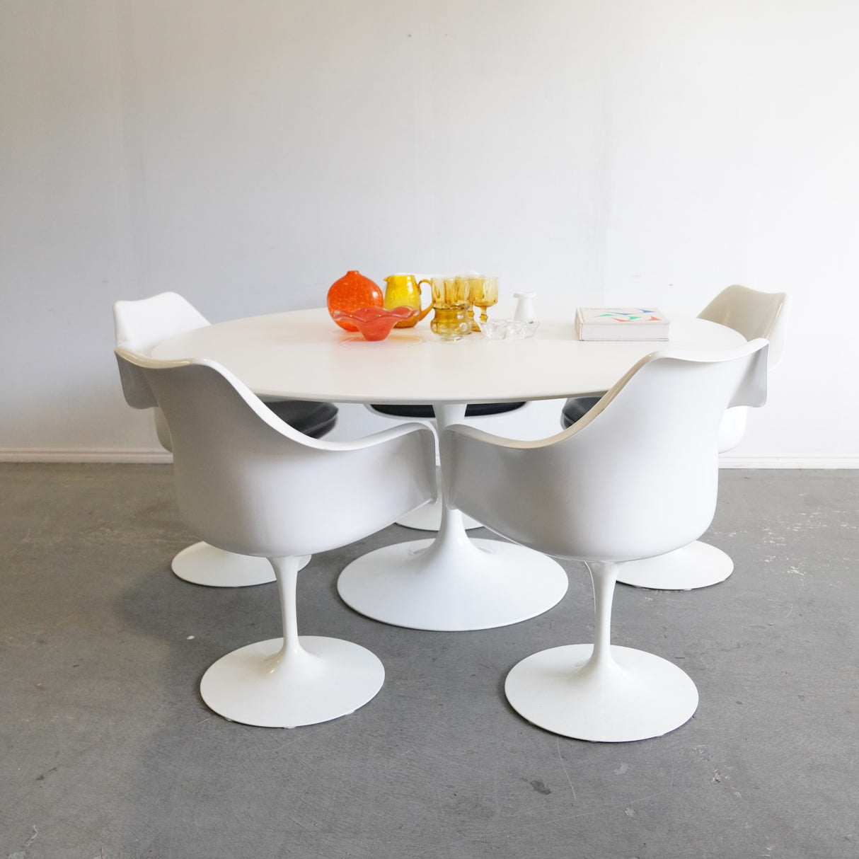 Authentic Knoll iconic Saarinen 60' Round Dining Table