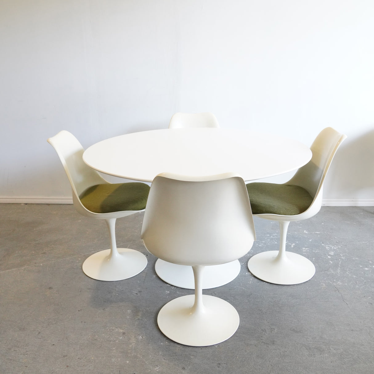 Authentic! Knoll Saarinen 48' Round Tulip table