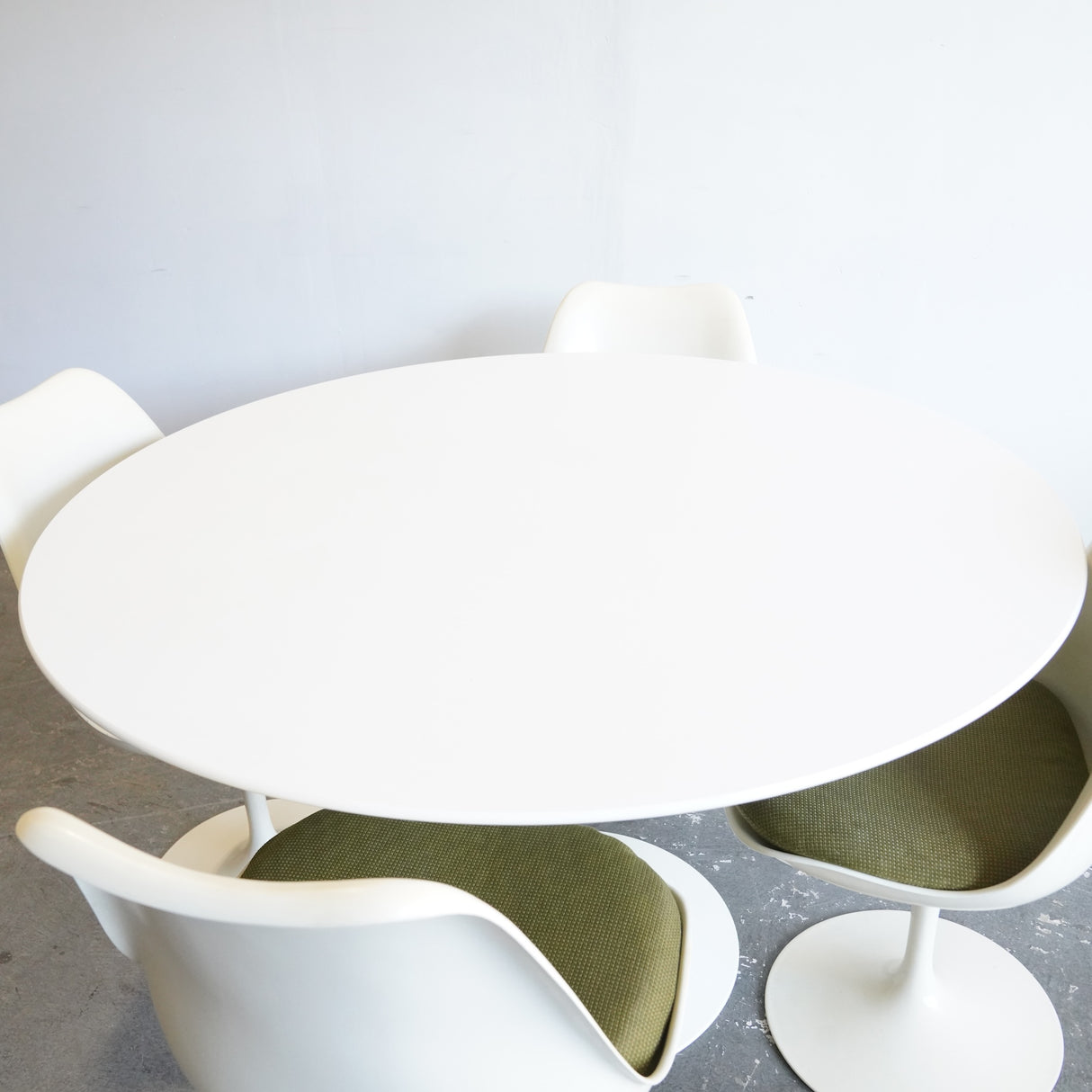 Authentic! Knoll Saarinen 48' Round Tulip table