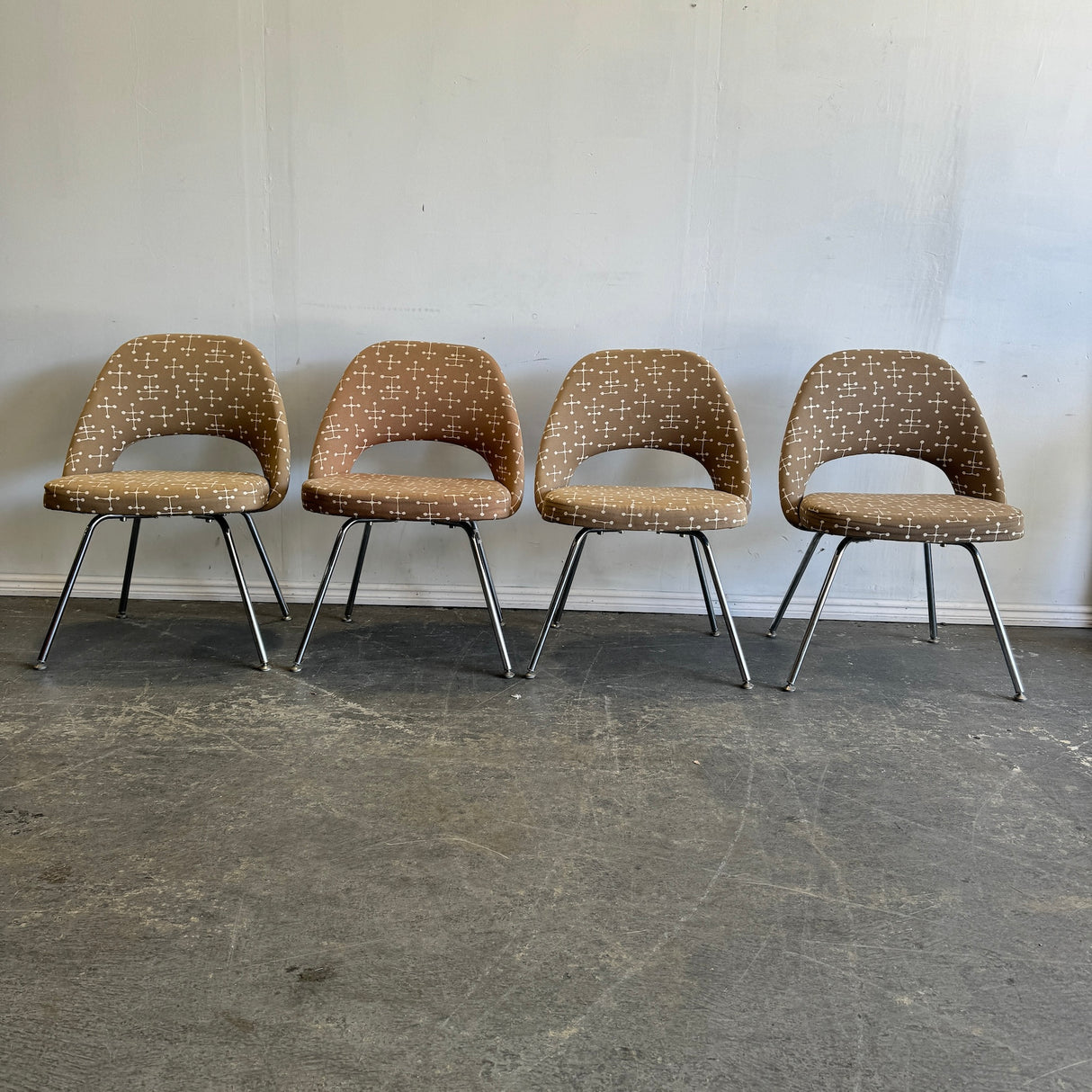 Authentic! Knoll Saarinen Rare executive side chairs with Eames Fabric