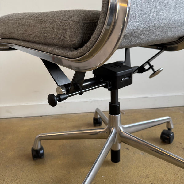 Herman Miller Eames Soft Pad Armless management office chair