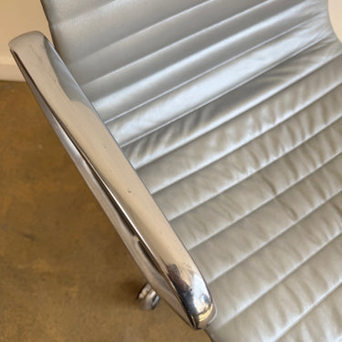 Herman Miller Eames Aluminum Group Management Chair