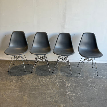 Authentic! Herman Miller Eames Set of 4 dining chairs (Medium Color)