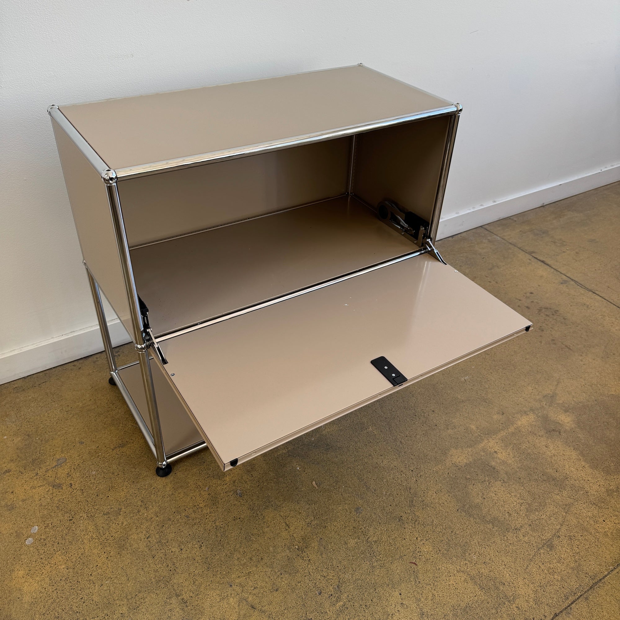 USM Haller Half Credenza (Beige)