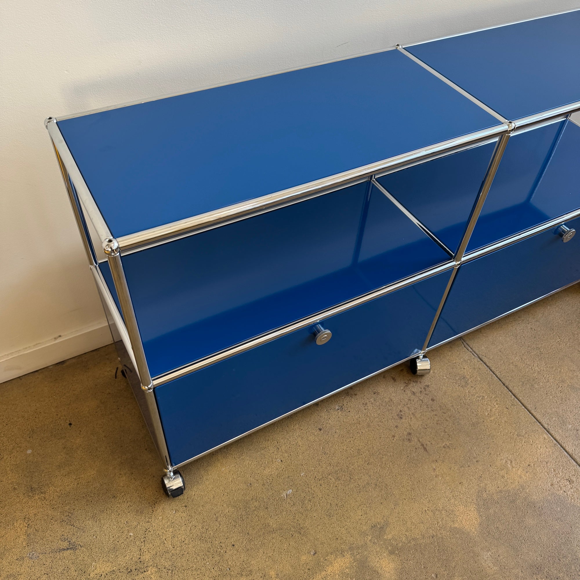 USM Haller 2X2 Media Console on wheel (Gentian Blue)