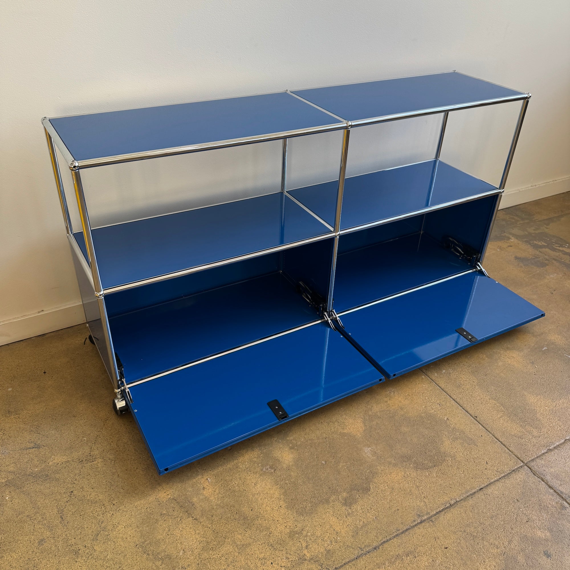 USM Haller 2X2 Media Console on wheel (Gentian Blue)