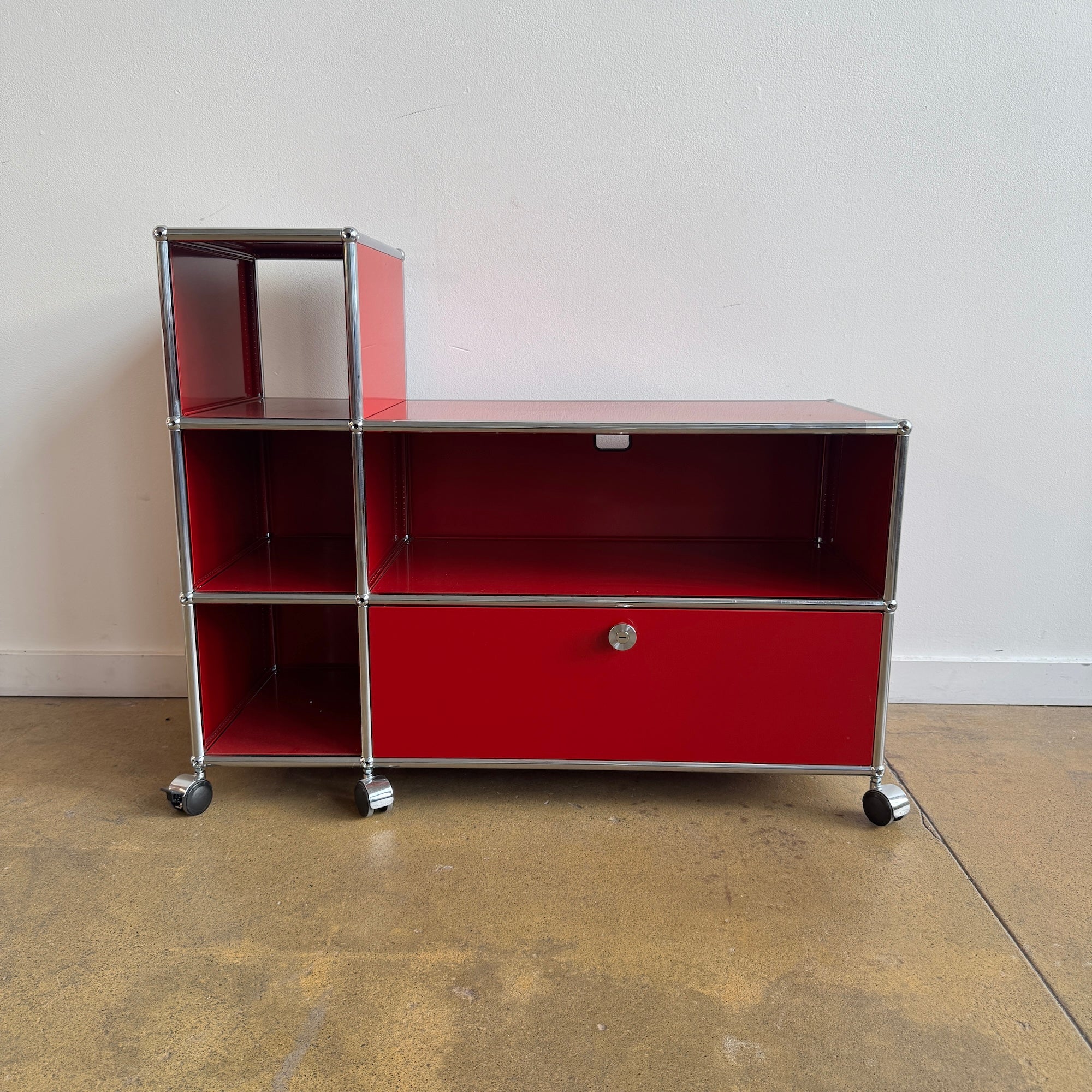 USM Haller ハラ－システム book stand 色：ルビーレッド USM Haller ハラ－システム book stand 色：ルビーレッド - メルカリ