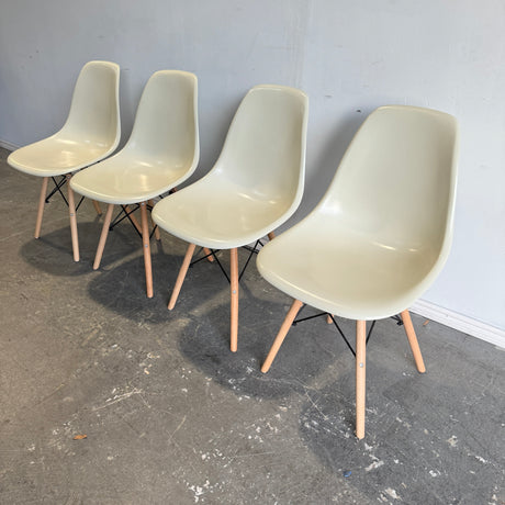 Authentic! Herman Miller Eames set of 4 Fiberglass dining chairs