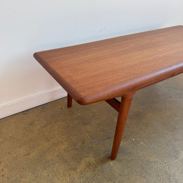 Danish Modern Niels Møller Model 40 Coffee Table by J.L. Møllers Møbelfabrik (Refinished)