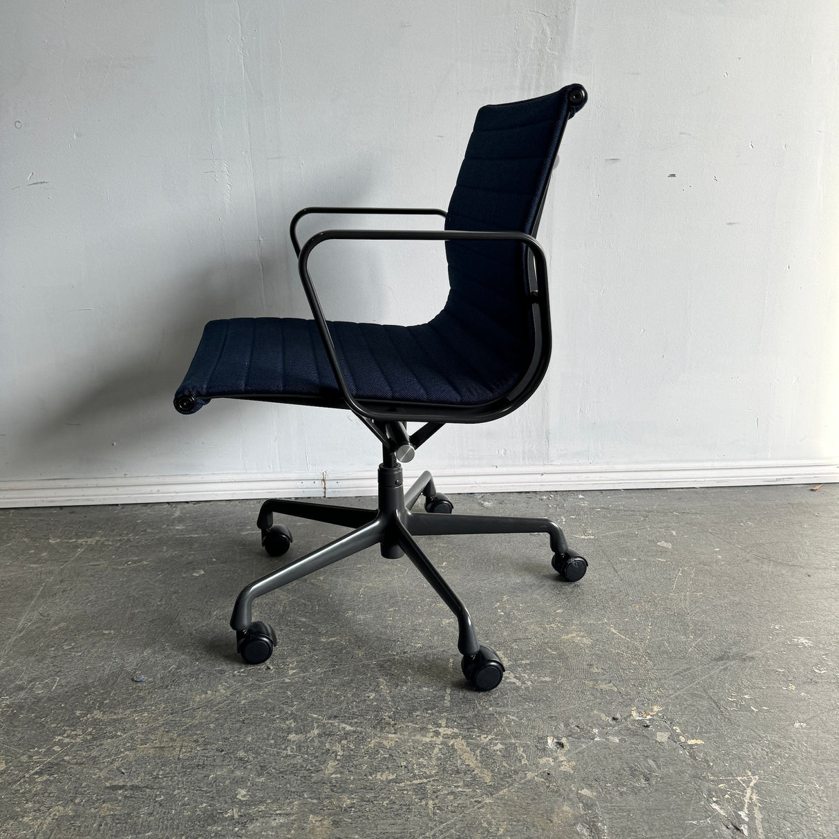 Authentic! Herman Miller Eames Aluminum Group Chair