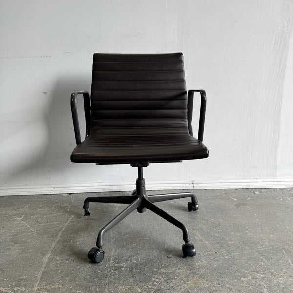 Authentic! Herman Miller Eames Leather Aluminum Group Chair