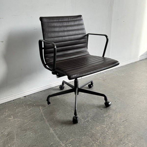 Authentic! Herman Miller Eames Leather Aluminum Group Chair
