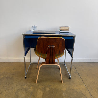 USM Haller Compact Desk with Pullout Tray - Gentian Blue