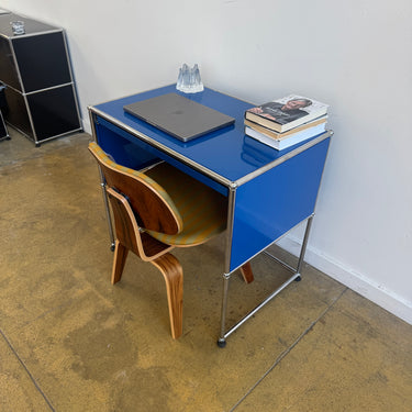 USM Haller Compact Desk with Pullout Tray - Gentian Blue