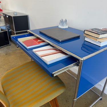 USM Haller Compact Desk with Pullout Tray - Gentian Blue