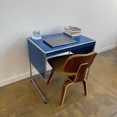 USM Haller Compact Desk with Pullout Tray - Gentian Blue