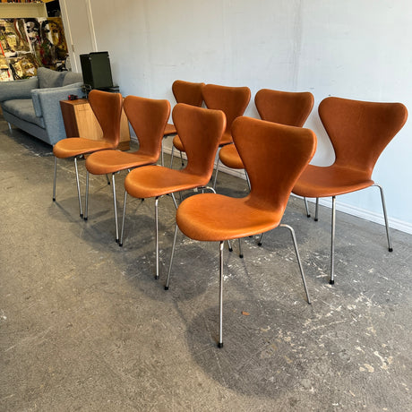 Fritz Hansen iconic "series 7" leather chair by Arne Jacobsen (Set of 8)
