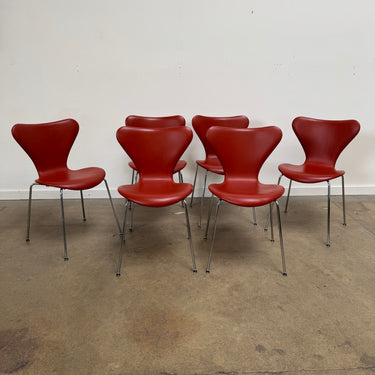 Fritz Hansen iconic "series 7" leather chair by Arne Jacobsen