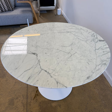 Knoll Eero Saarinen 47 Round Dining Table