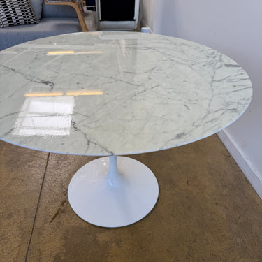Knoll Eero Saarinen 47 Round Dining Table