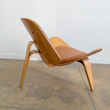 Hans Wegner ch07 Shell chair with Spinnybeck Leather by Carl Hansen & Son