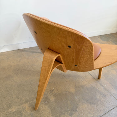 Hans Wegner ch07 Shell chair with Spinnybeck Leather by Carl Hansen & Son