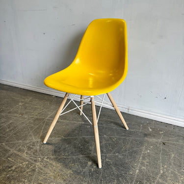 Authentic! Herman Miller Eames Molded Fiberglass Side Chair