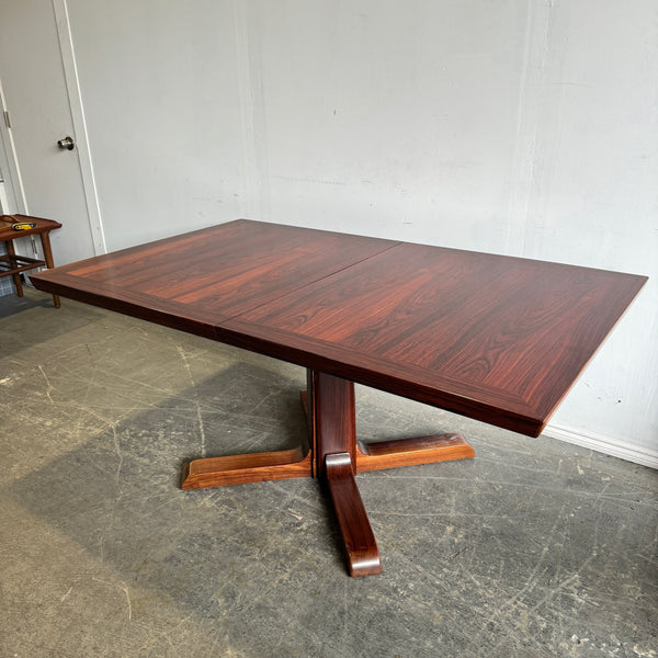 Danish Modern Skovby Rosewood Extandable dining table with two leaf