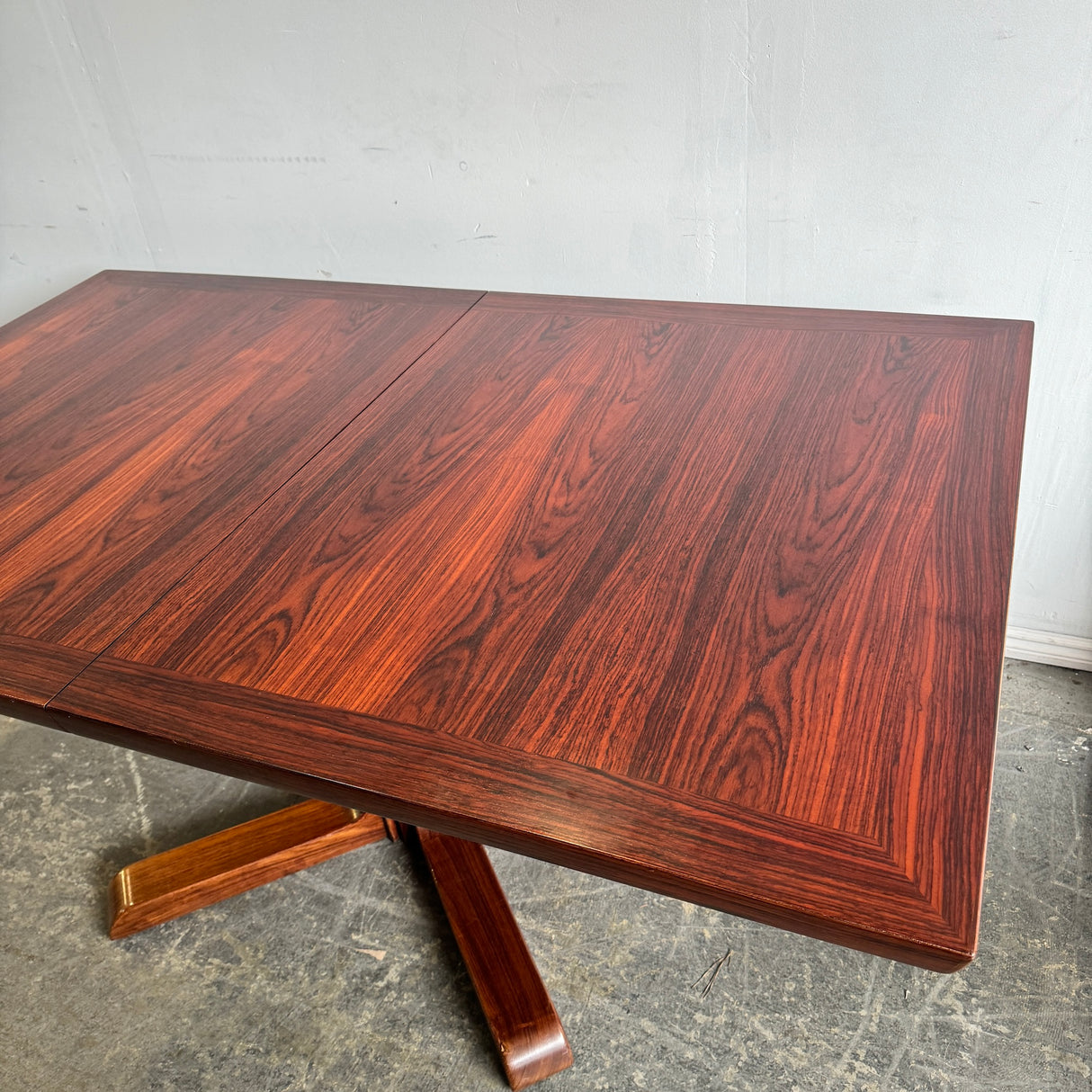 Danish Modern Skovby Rosewood Extandable dining table with two leaf