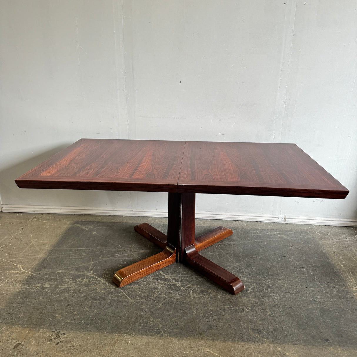Danish Modern Skovby Rosewood Extandable dining table with two leaf