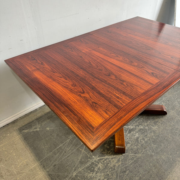 Danish Modern Skovby Rosewood Extandable dining table with two leaf