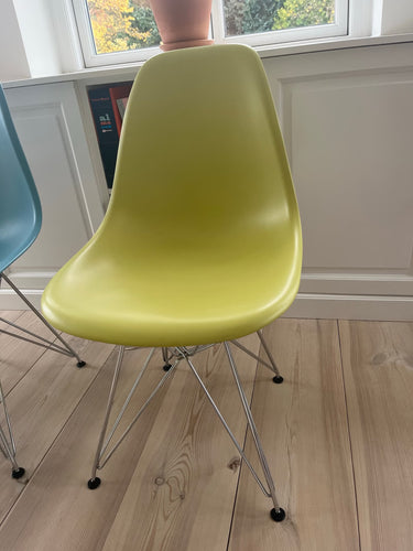 Authentic! Eames set of 6 Dining Chairs by Vitra