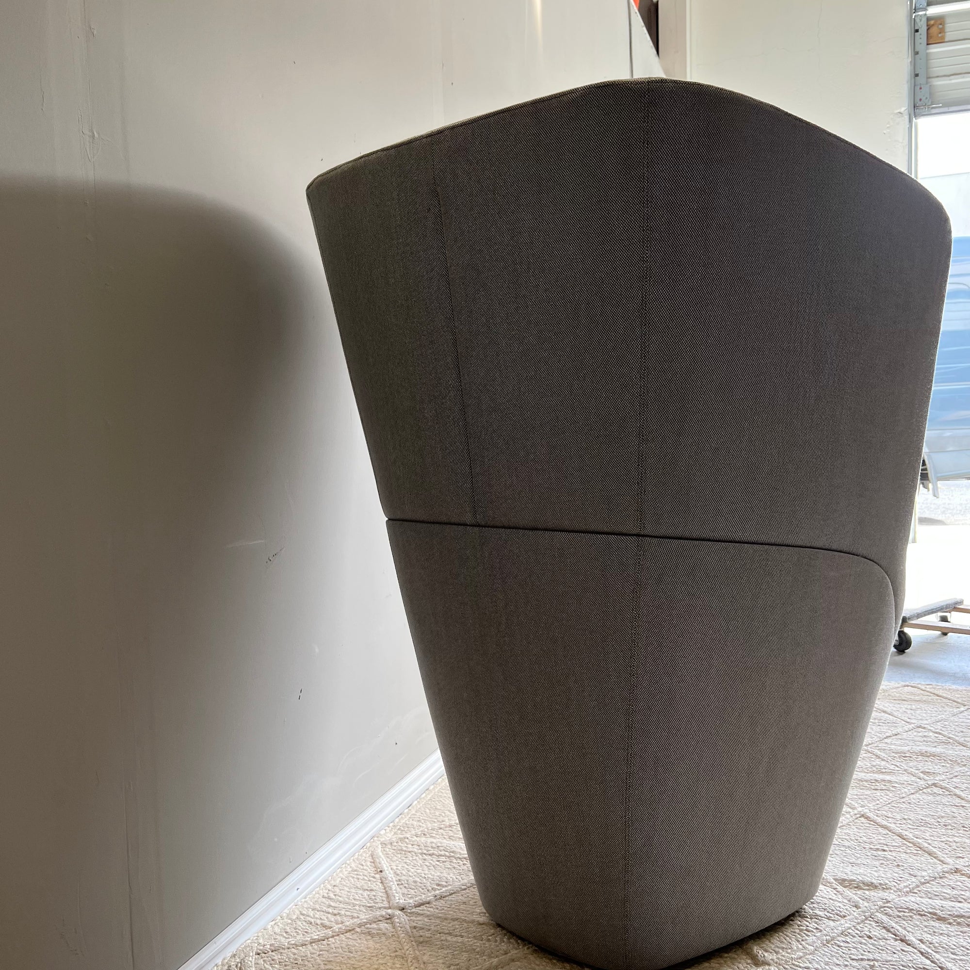 Soft privacy lounge chair