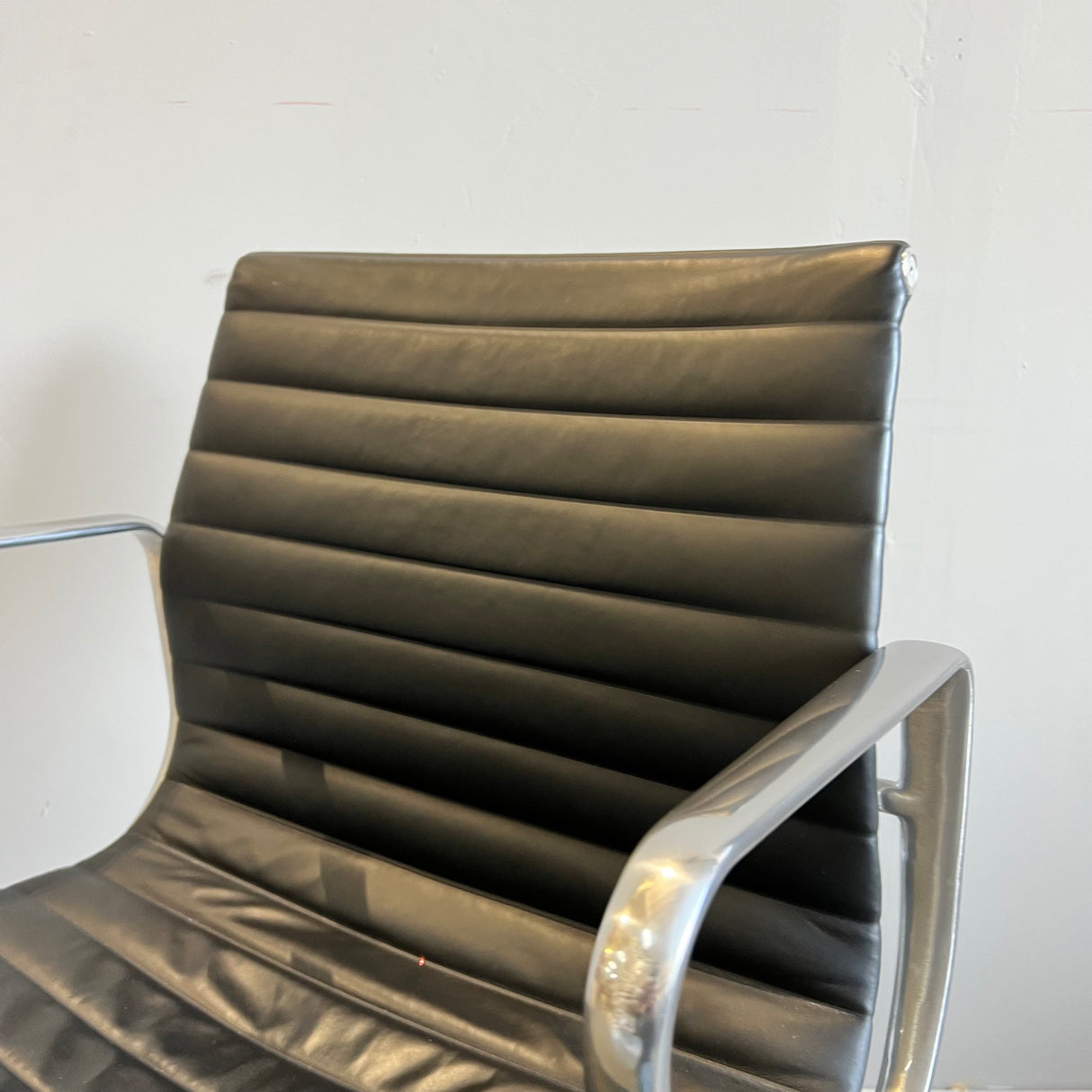 Authentic Eames Aluminum Group Management leather Chair